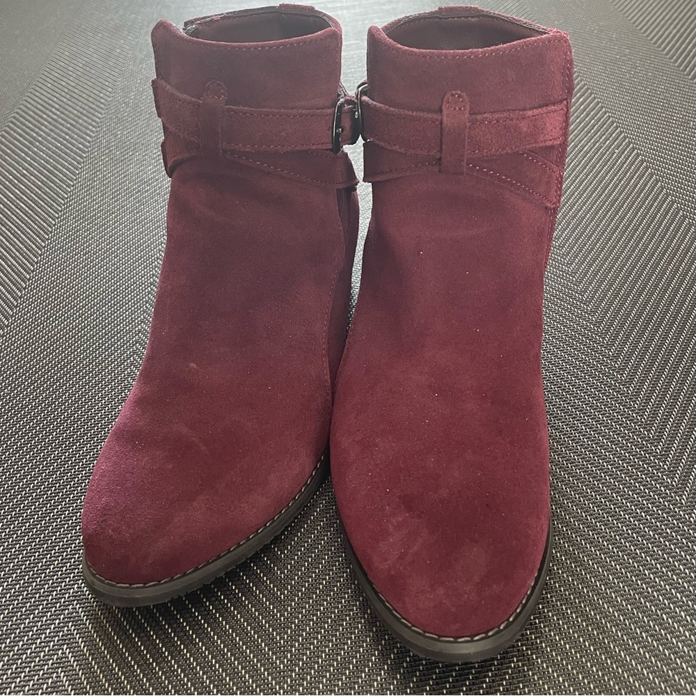 Naturalizer Burgundy Bootie - size 6